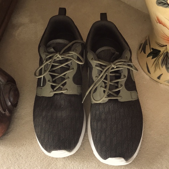 Nike, Roshe One Running Shoe, Size 8 - Picture 2 of 7